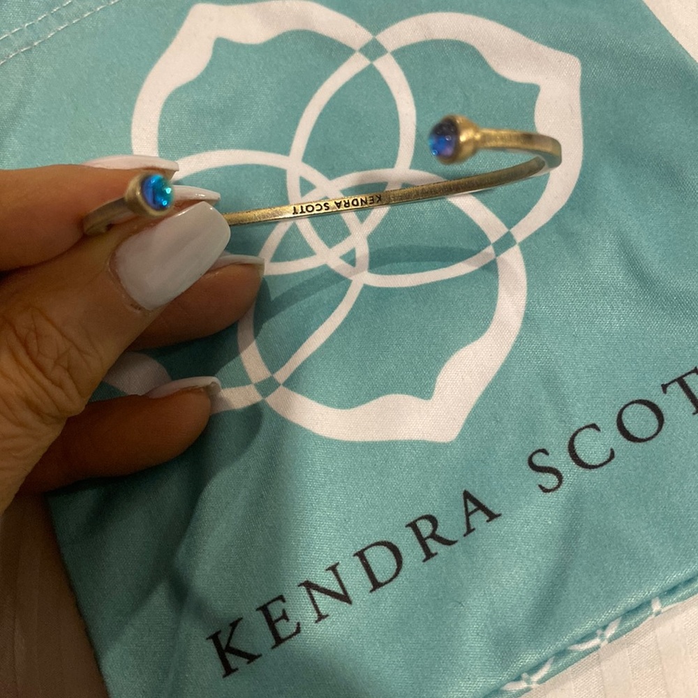 KENDRA SCOTT GOLD TONE BRACELET WITH IRIDESCENT GLASS ENDS